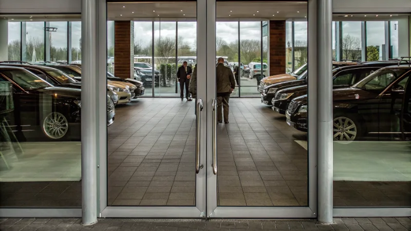 Auto dealership in Duitsland met moderne showroom